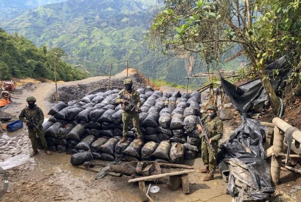 EJÉRCITO DE COLOMBIA GOLPEA A COMANDOS DE FRONTERA CON LA INCAUTACIÓN DE UNA TONELADA DE COCAÍNA EN NARIÑO