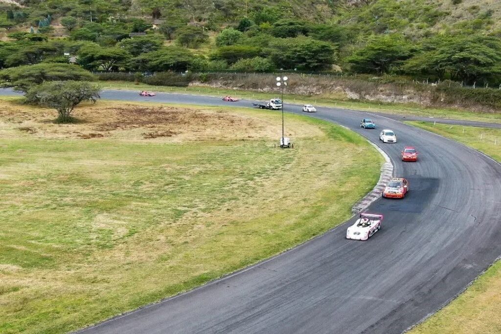 Los prototipos ingresan en fila a una curva de alta velocidad del Autódromo Internacional de Yahuarcocha, buscando el punto de frenado y la mejor trazada para acelerar a fondo en la salida.
