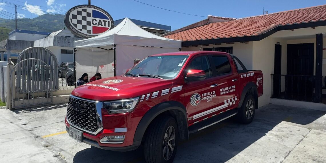 Camioneta de la Escuela de Conducción del CATI frente a las instalaciones del Autódromo de Yahuarcocha, en Ibarra.