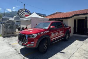 Camioneta de la Escuela de Conducción del CATI frente a las instalaciones del Autódromo de Yahuarcocha, en Ibarra.