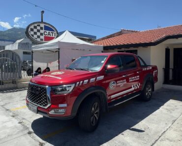 Camioneta de la Escuela de Conducción del CATI frente a las instalaciones del Autódromo de Yahuarcocha, en Ibarra.