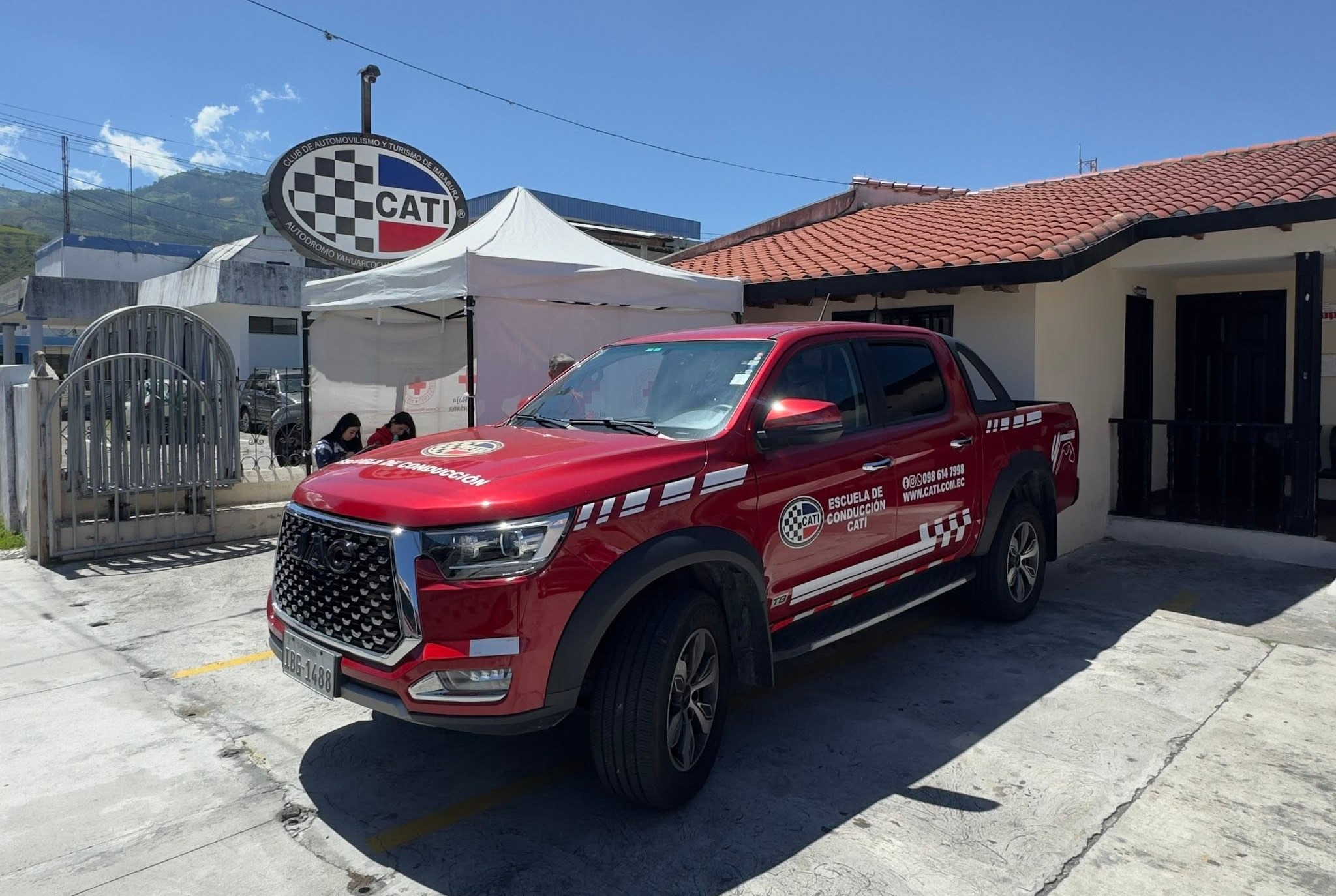 Camioneta de la Escuela de Conducción del CATI frente a las instalaciones del Autódromo de Yahuarcocha, en Ibarra.