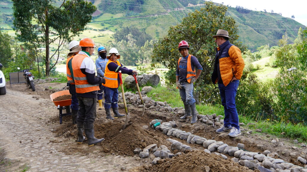 Autoridades y técnicos municipales supervisan los trabajos de instalación de tuberías y rehabilitación de la vía, como parte del proyecto de mejoramiento del sistema de agua potable de Pimampiro.