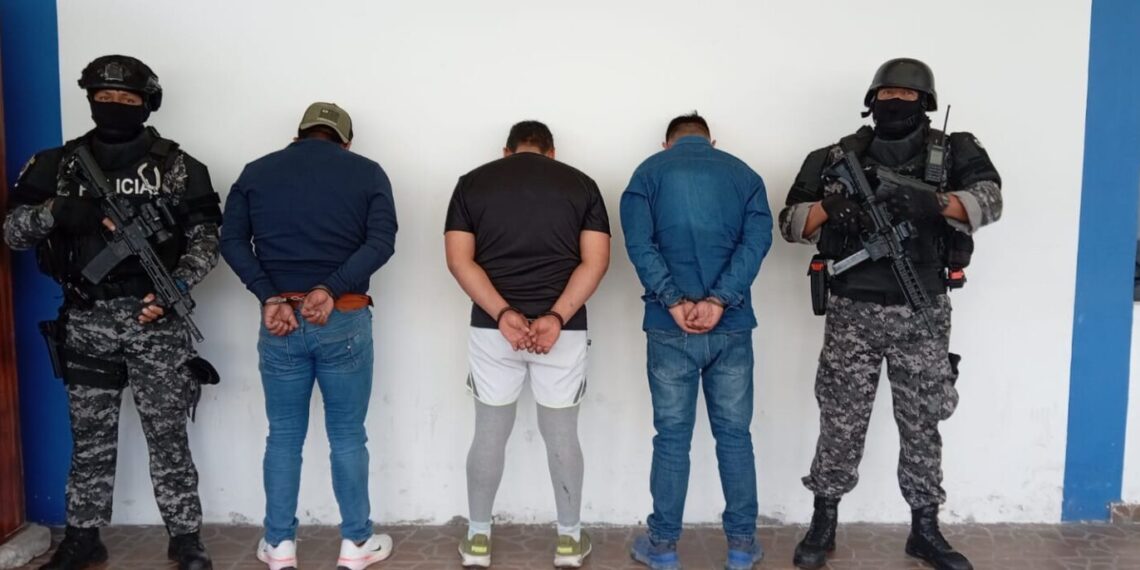 Tres de los cuatro aprehendidos por un presunto robo a una vivienda en Caranqui, Ibarra