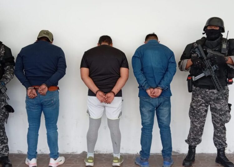 Tres de los cuatro aprehendidos por un presunto robo a una vivienda en Caranqui, Ibarra