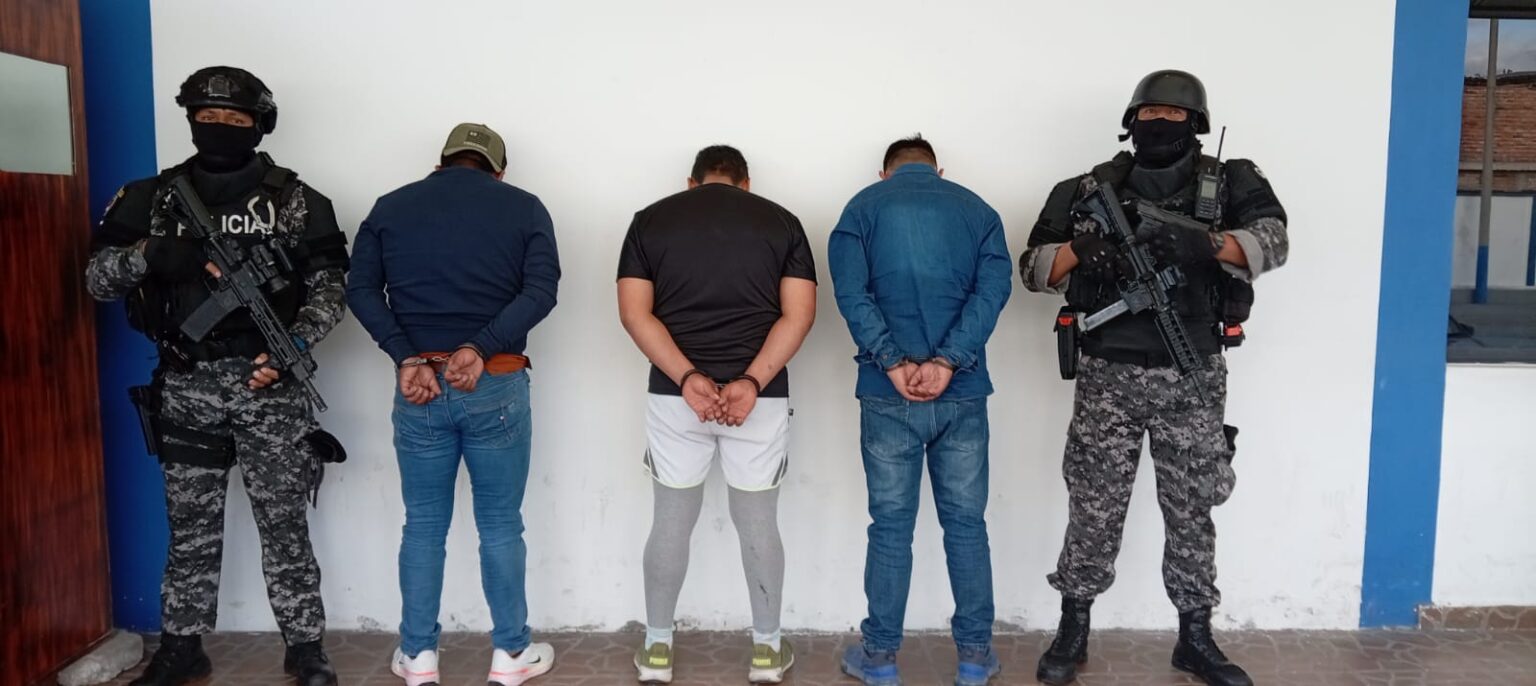 Tres de los cuatro aprehendidos por un presunto robo a una vivienda en Caranqui, Ibarra