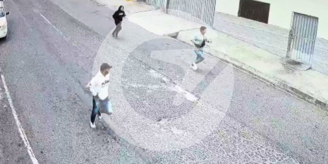 Imagen de una cámara de seguridad que muestra a tres personas corriendo por una calle de la comunidad de El Juncal tras un presunto intento de asalto.