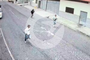 Imagen de una cámara de seguridad que muestra a tres personas corriendo por una calle de la comunidad de El Juncal tras un presunto intento de asalto.