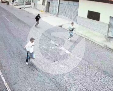 Imagen de una cámara de seguridad que muestra a tres personas corriendo por una calle de la comunidad de El Juncal tras un presunto intento de asalto.
