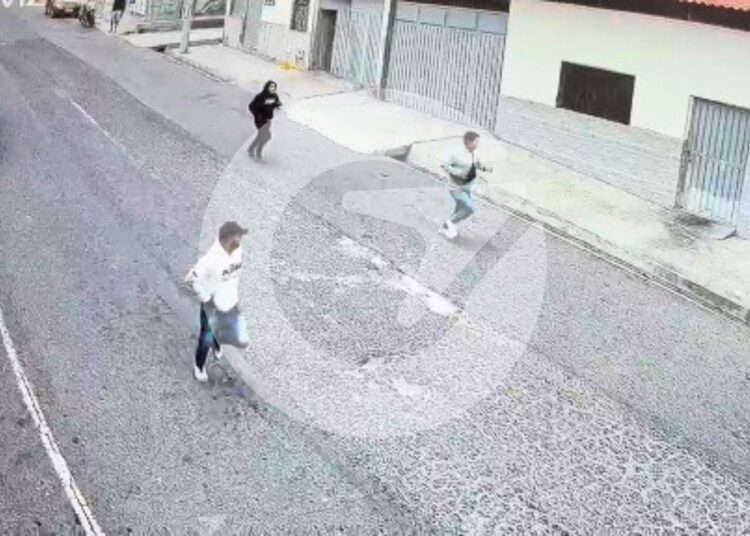 Imagen de una cámara de seguridad que muestra a tres personas corriendo por una calle de la comunidad de El Juncal tras un presunto intento de asalto.