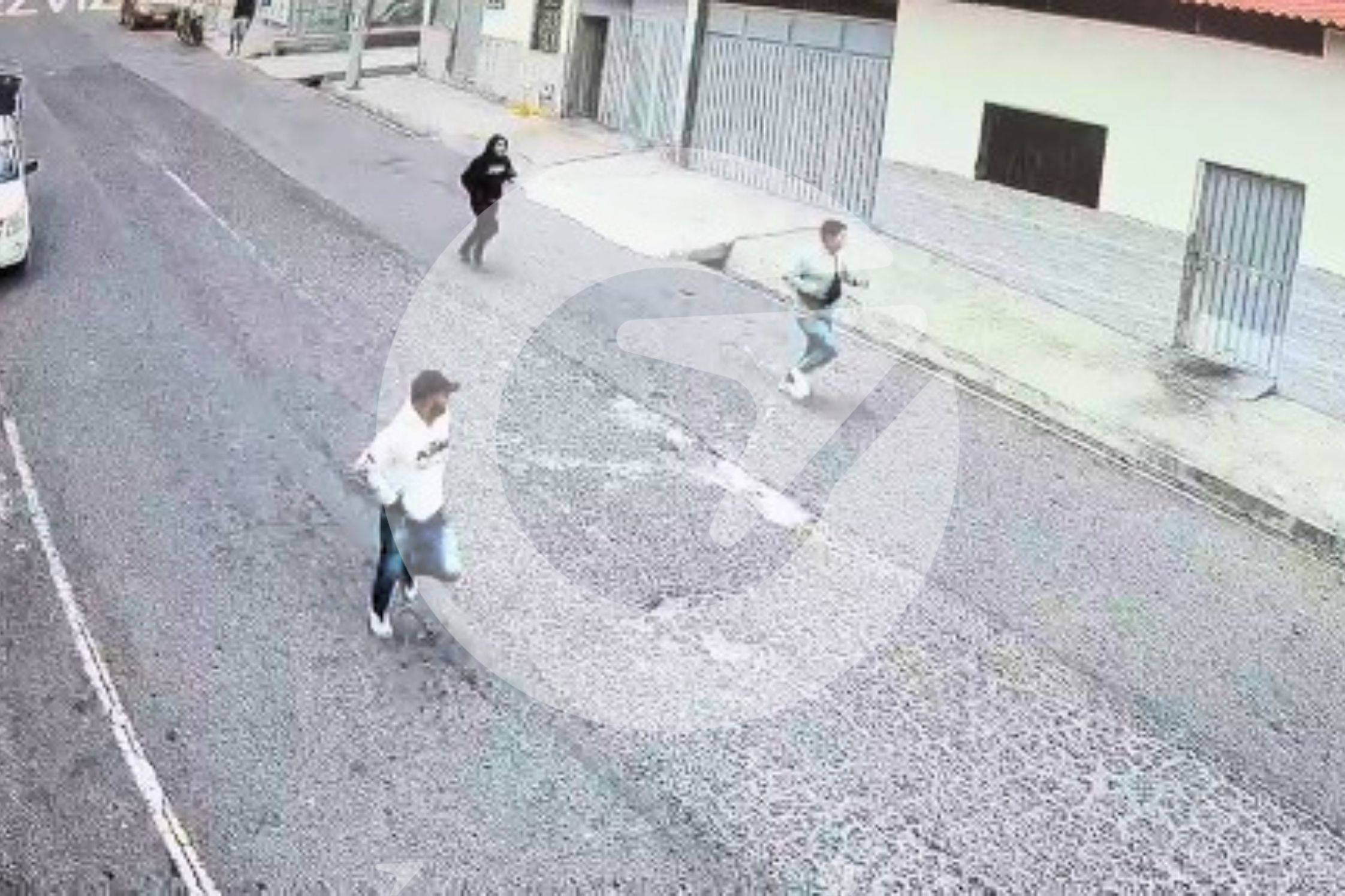 Imagen de una cámara de seguridad que muestra a tres personas corriendo por una calle de la comunidad de El Juncal tras un presunto intento de asalto.