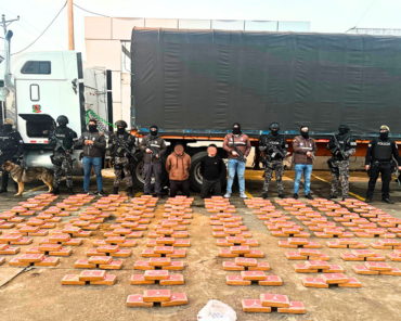 CARCHI: POLICÍA INCAUTÓ 350 KILOS DE COCAÍNA OCULTOS EN UN TRÁILER QUE CIRCULABA POR SECTOR LA PAZ