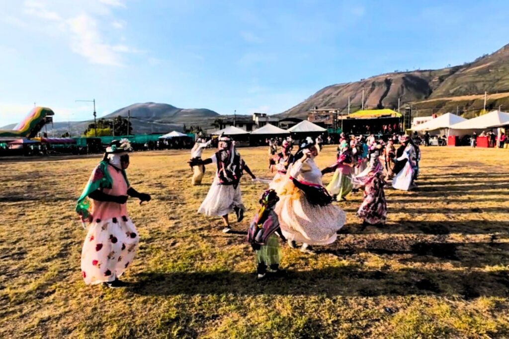 Danzantes ejecutan las tradicionales mudanzas durante los Sanjuanes de Yahuarcocha, una celebración que reúne música, vestimenta y memoria comunitaria.