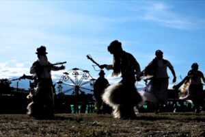 Danzantes de los Sanjuanes de Yahuarcocha ejecutan sus mudanzas con zamarros y caretas
