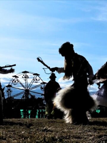 Danzantes de los Sanjuanes de Yahuarcocha ejecutan sus mudanzas con zamarros y caretas