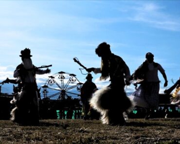Danzantes de los Sanjuanes de Yahuarcocha ejecutan sus mudanzas con zamarros y caretas