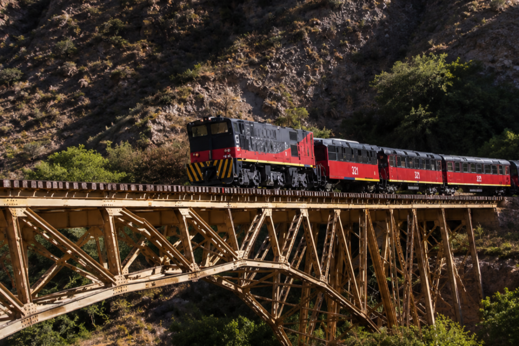 Tren de la ruta ferroviaria Ibarra-Salinas cruza el puente metálico sobre el río Ambi entre las montañas de Imbabura.