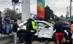 Camioneta impactada por el Tren del Tayta Imbabura en Ibarra