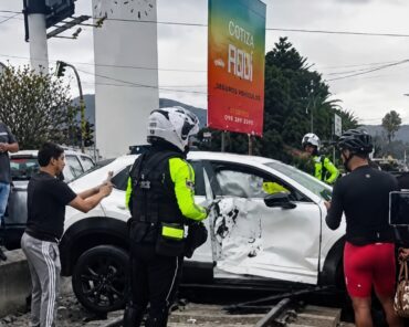 Camioneta impactada por el Tren del Tayta Imbabura en Ibarra