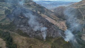 Bombero sobrevuelan con drones una zona afectada por un incendio forestal en Ibarra