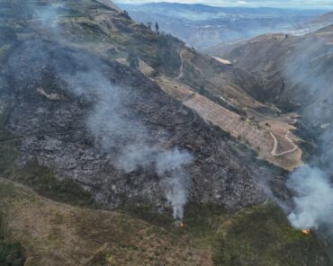Bombero sobrevuelan con drones una zona afectada por un incendio forestal en Ibarra