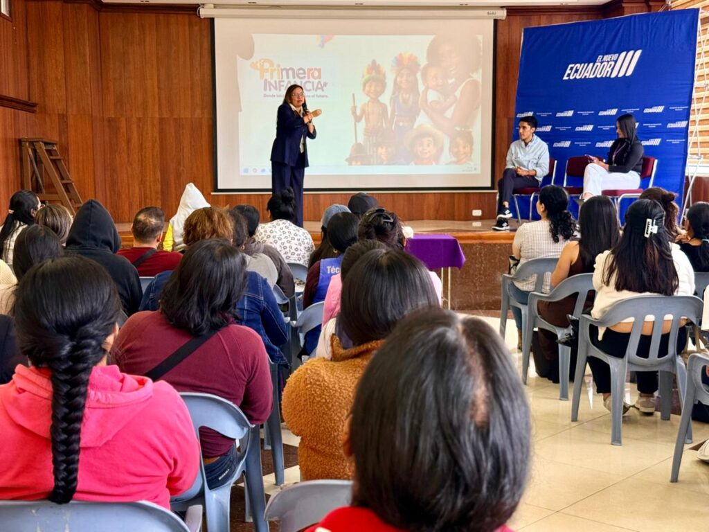 Familias e instituciones participan en un taller sobre el Plan Nacional de Primera Infancia en Otavalo