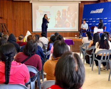 Familias e instituciones participan en un taller sobre el Plan Nacional de Primera Infancia en Otavalo