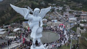 Visitantes recorren el renovado Mirador Arcángel de Ibarra
