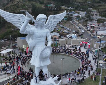 Visitantes recorren el renovado Mirador Arcángel de Ibarra