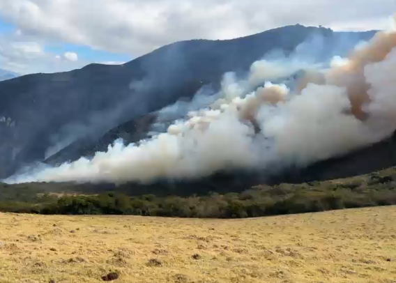Incendio forestal con una extensa columna de humo en el sector Cuambo-La Carolina, en Ibarra.