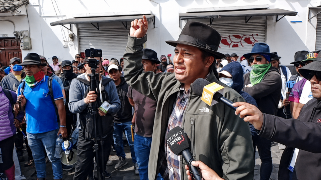 Dirigente indígena ofrece declaraciones a la prensa durante una movilización en Imbabura.