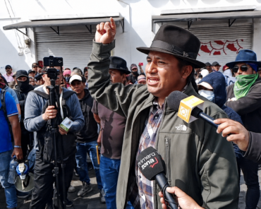 Dirigente indígena ofrece declaraciones a la prensa durante una movilización en Imbabura.