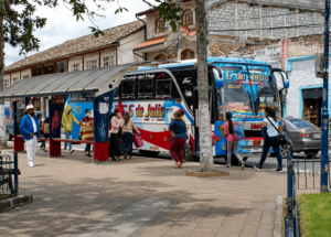 Bus de transporte público en una parada de Cotacachi, en medio de la controversia por el alza del 25% en los pasajes intracantonales.