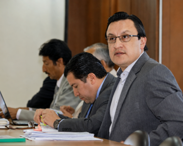 David Rosero, consejero del CPCCS, durante una sesión de trabajo