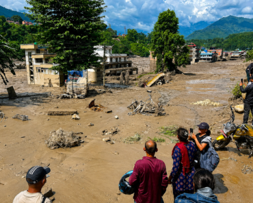 Inundaciones y deslizamientos dejan viviendas y calles cubiertas de lodo en Nepal