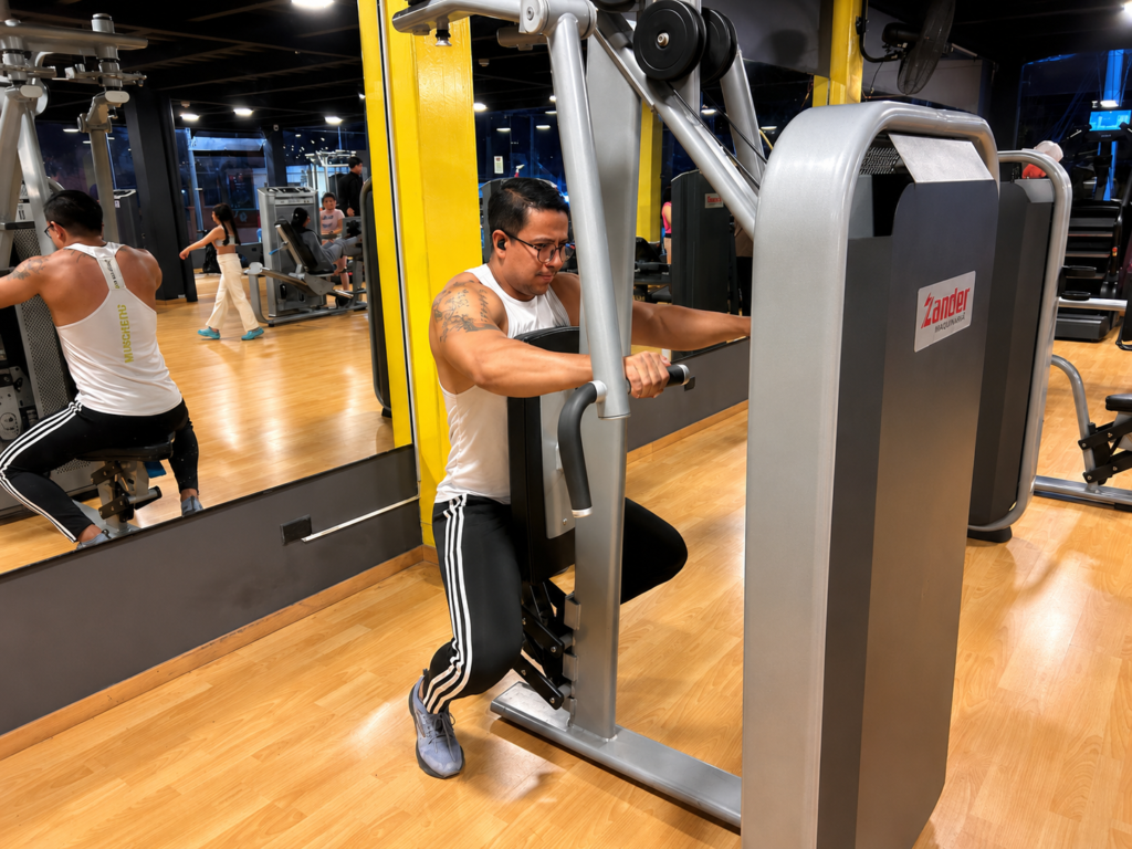 Hombre entrena en máquina de musculación en un gimnasio de Ibarra