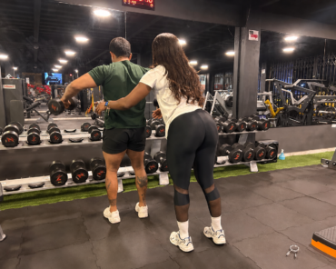 Entrenadora guía ejercicio con mancuernas en gimnasio de Ibarra
