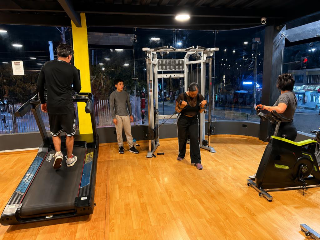Personas entrenan en máquinas de cardio y musculación en M-tabolic PRO 6 de Ibarra