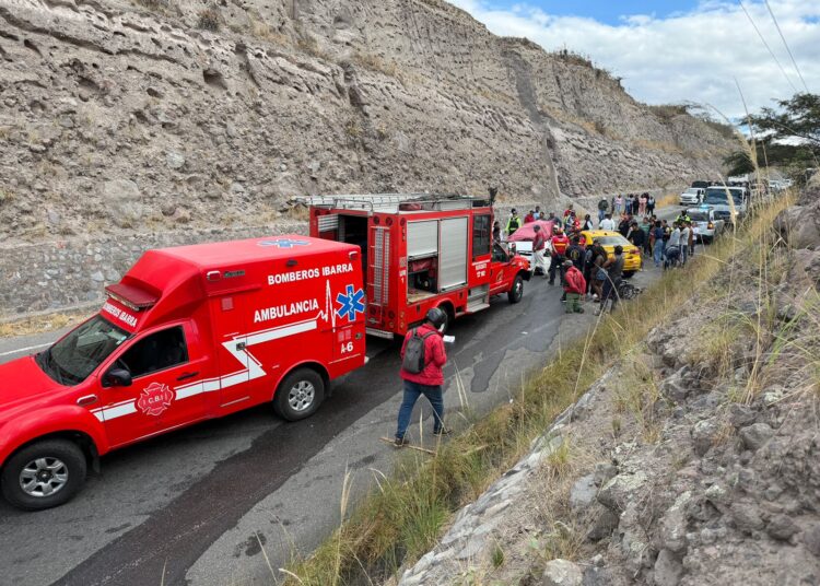 DOS CONDUCTORES MUEREN Y TRES PERSONAS RESULTAN HERIDAS EN VIOLENTO CHOQUE EN SALINAS