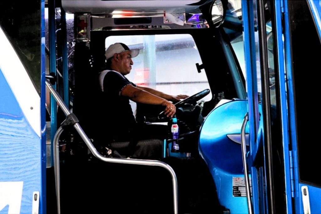 Conductor permanece al volante de un bus de transporte urbano en Ibarra.
