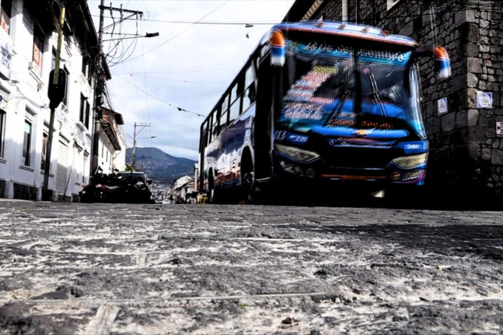 Bus de transporte urbano circula por una calle empedrada del centro histórico de Ibarra.