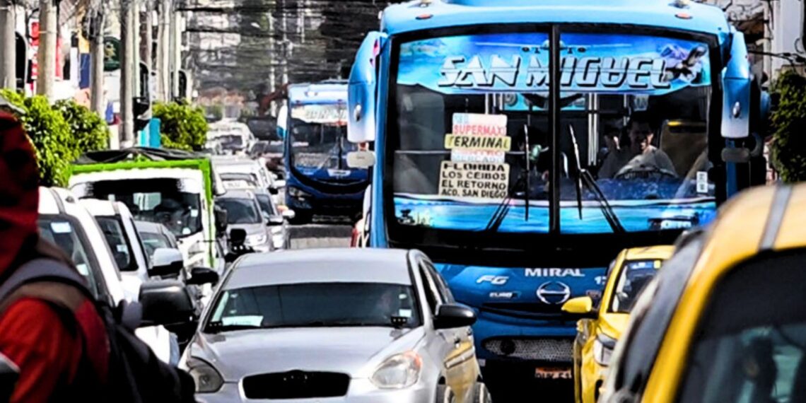 Bus urbano circula entre vehículos en una calle congestionada del centro de Ibarra.