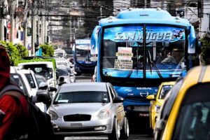 Bus urbano circula entre vehículos en una calle congestionada del centro de Ibarra.