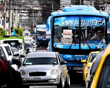 Bus urbano circula entre vehículos en una calle congestionada del centro de Ibarra.