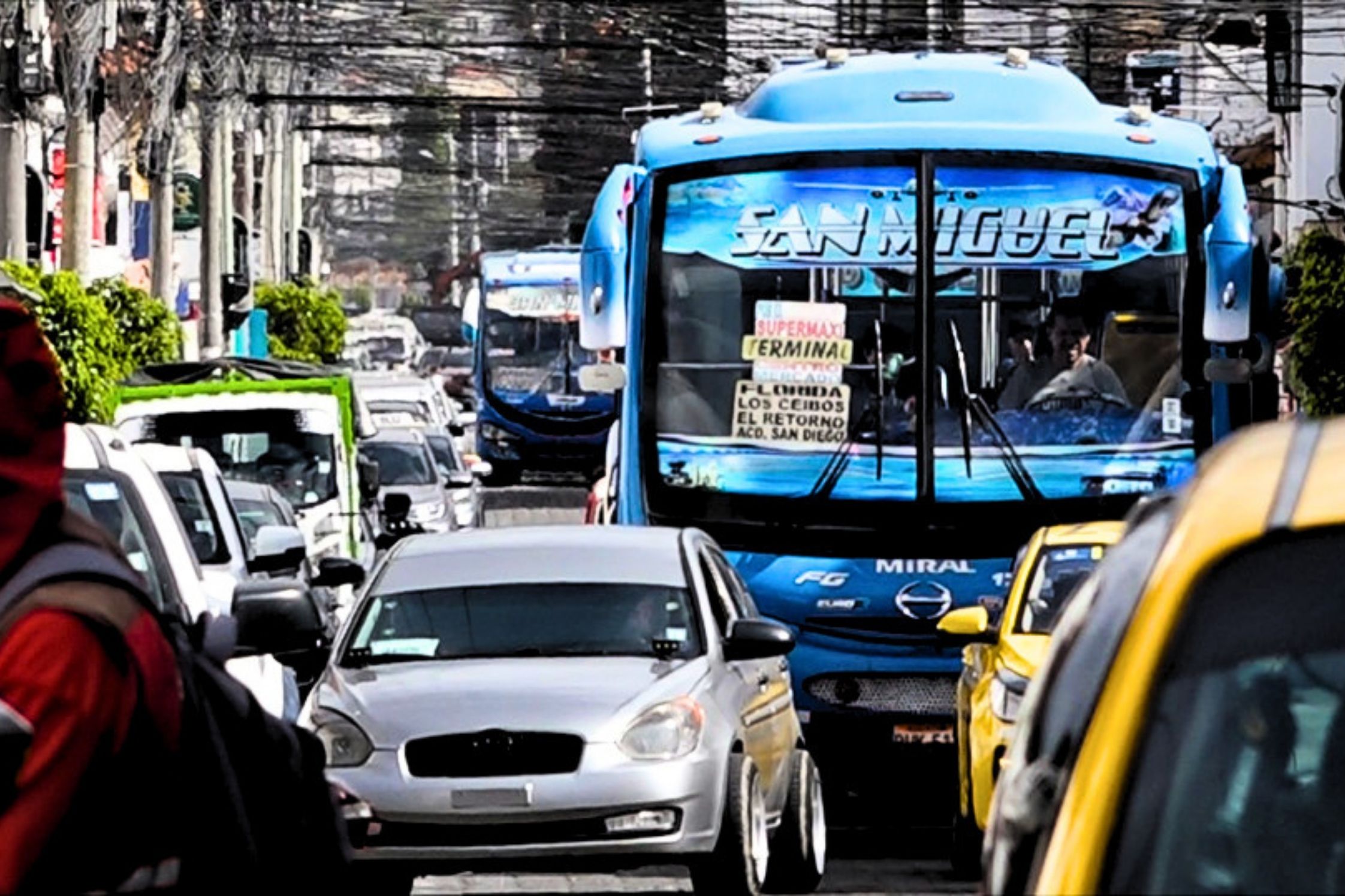 Bus urbano circula entre vehículos en una calle congestionada del centro de Ibarra.
