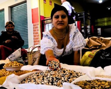 Mujer kichwa exhibe variedades de semillas nativas durante el Muyu Raymi de Cotacachi