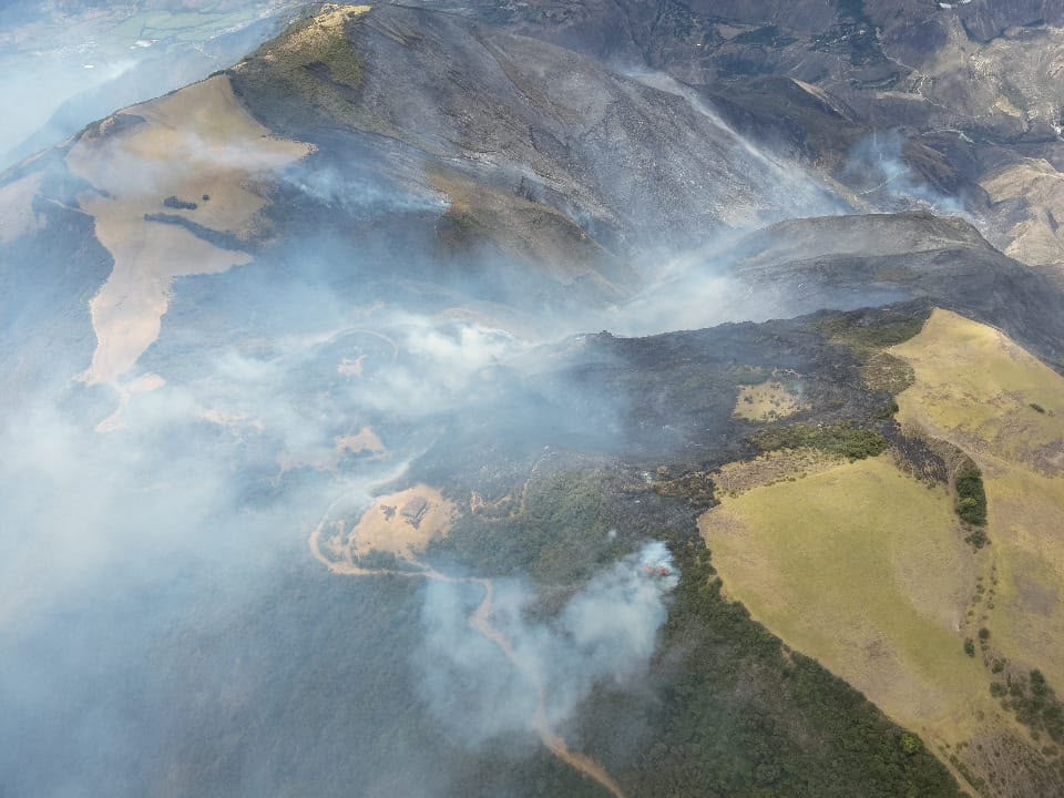 Vista aérea de las 675 hectáreas afectadas por el incendio forestal en Cuambo-La Carolina, cantón Ibarra.