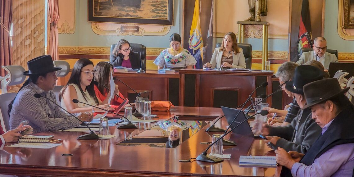 Concejo Municipal de Otavalo durante la aprobación de la ordenanza que regula el consumo de alcohol en espacios públicos.