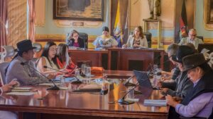 Concejo Municipal de Otavalo durante la aprobación de la ordenanza que regula el consumo de alcohol en espacios públicos.