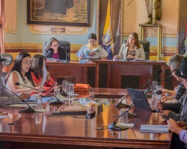 Concejo Municipal de Otavalo durante la aprobación de la ordenanza que regula el consumo de alcohol en espacios públicos.